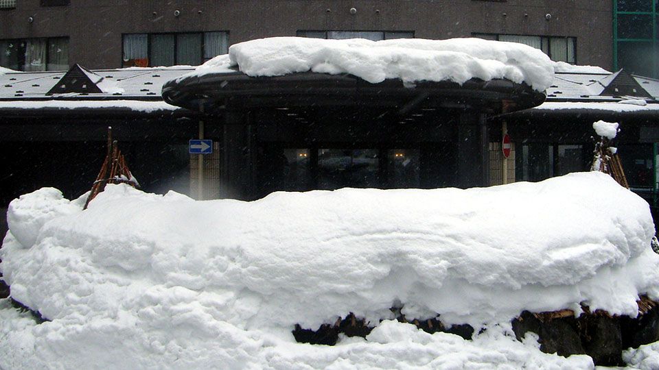 リゾートマンション正面玄関の屋根融雪