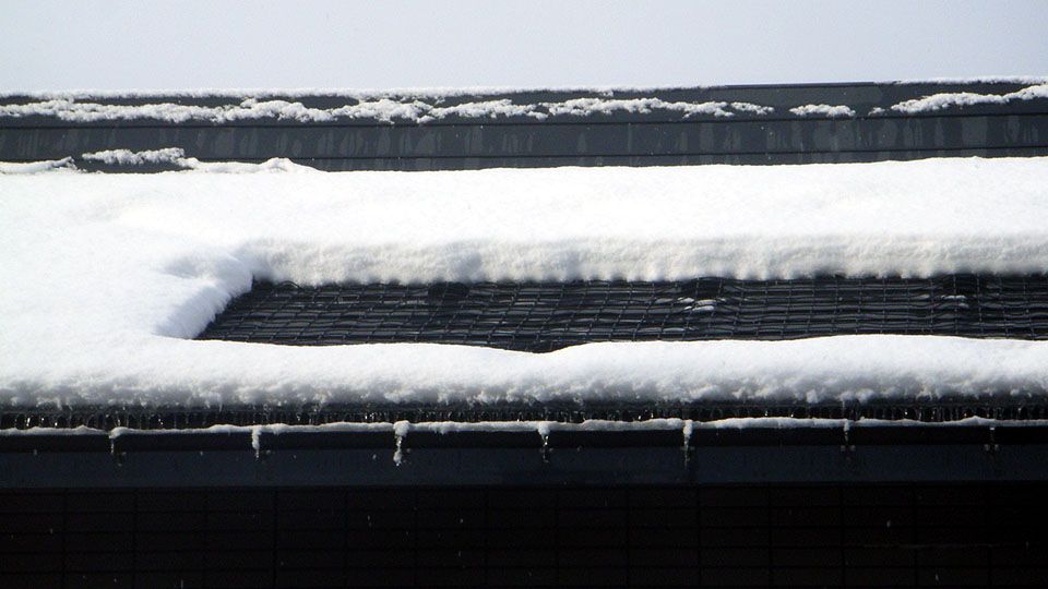 どんな屋根にも設置できる　融雪ネット