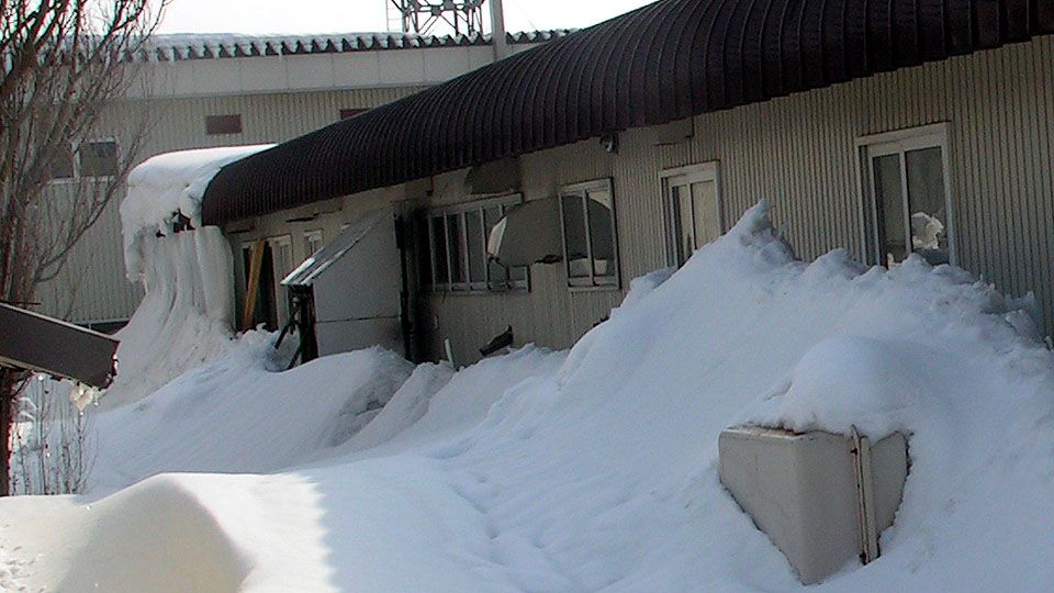 雪に埋もれてしまったエアコン室外機