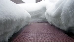 形状自由・オーダーメイドタイプ　「融雪マット」　冬の凍結した路面は、危険です。凍結して滑りやすい場所（玄関先、通路、階段など）に置くことで、安全に通行できます。