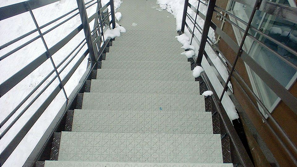 事務所の階段に、「融雪マット」