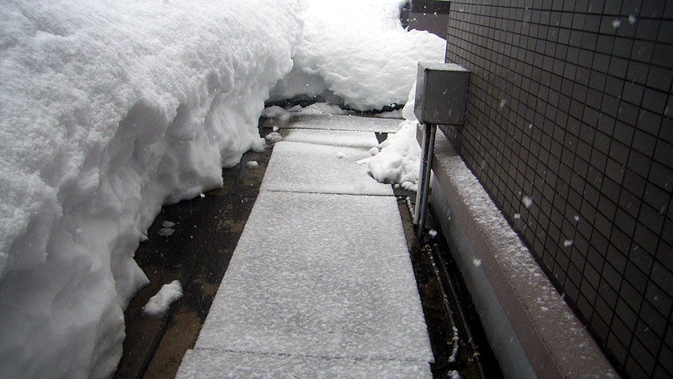 「融雪マット」を使えば、安全な通路が確保できます。