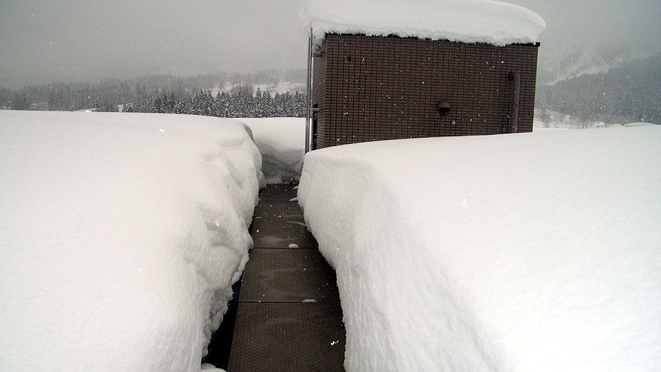 豪雪地域のリゾートマンション屋上に、「融雪マット」は使用されています。