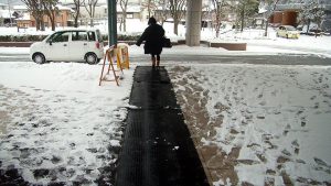 降雪時の糸魚川市役所玄関前の様子