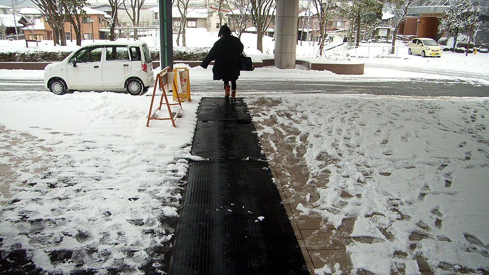 降雪時の糸魚川市役所玄関前の様子