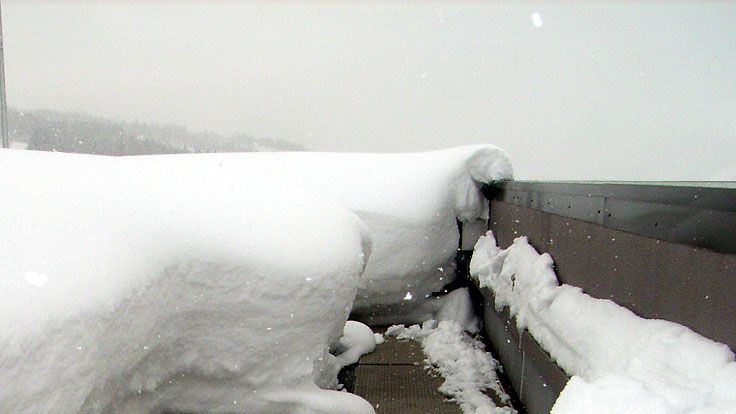 落雪防止のため、屋上の笠木に沿って、融雪マットを敷設１