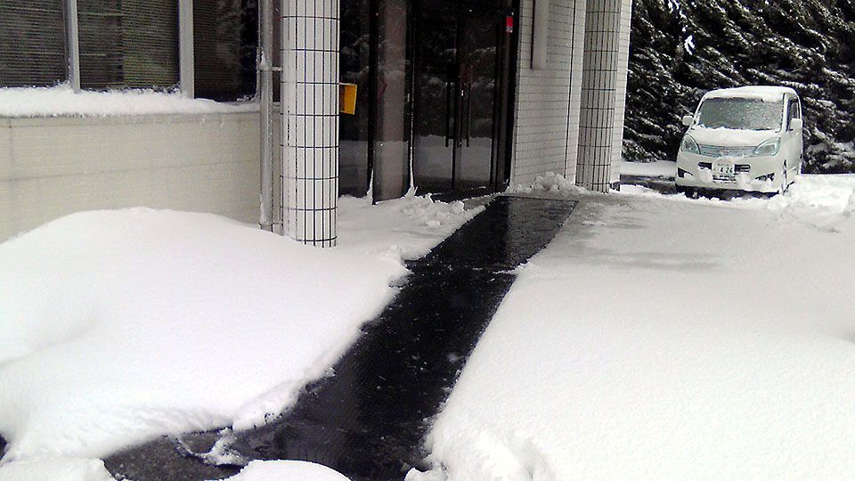 サンライズ工業お客様用玄関前の融雪マット