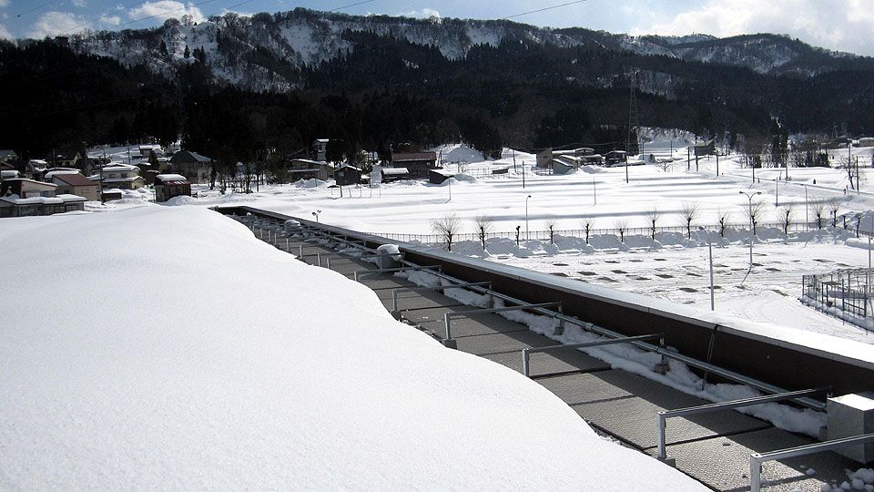 屋上からの落雪防止に融雪マットを敷設