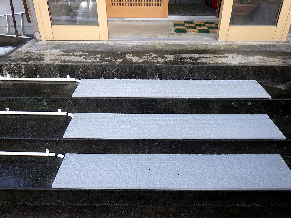 一般住宅玄関前の融雪マット