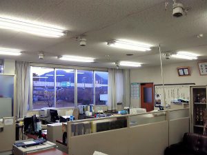 事務所、会議室にLED照明を導入しました。