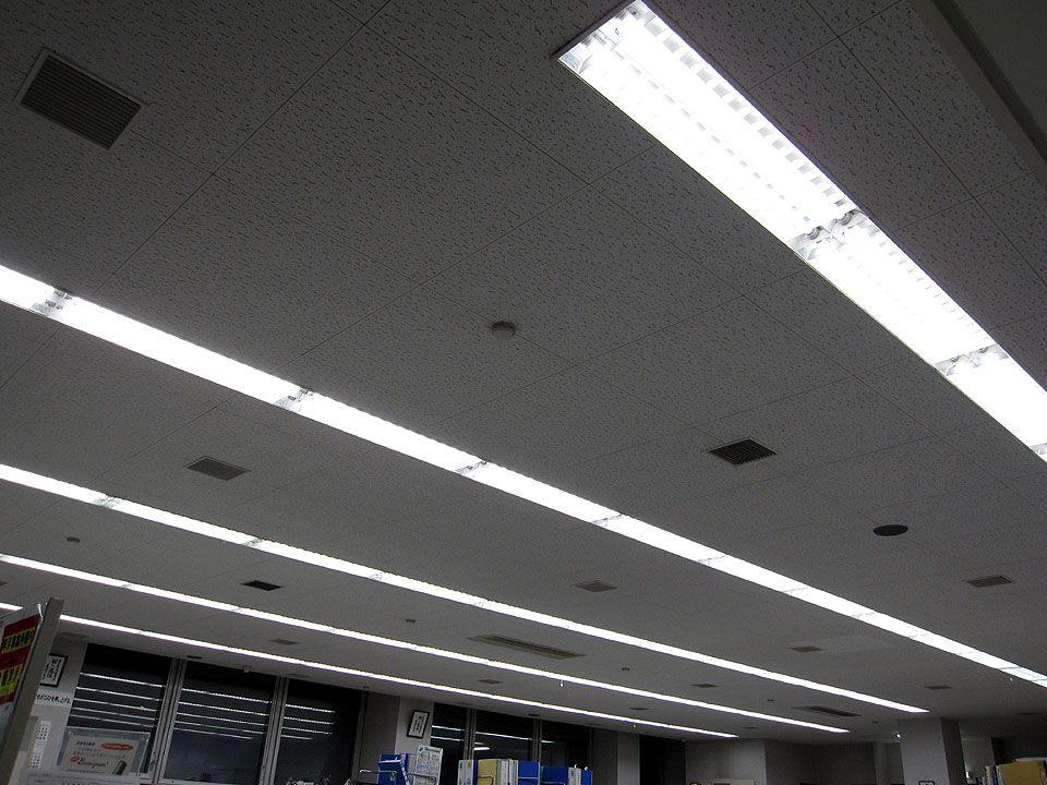 事務所の蛍光灯を、LED照明に交換しました。