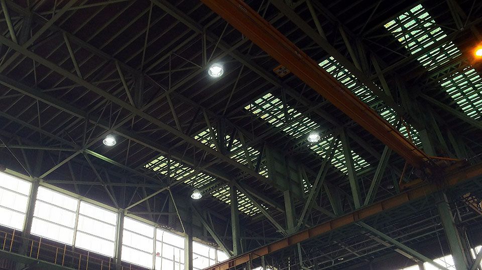 工場の水銀灯を、無電極放電ランプに交換しました。