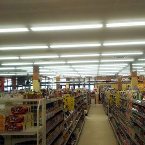 食品スーパーの蛍光灯をLED照明に交換しました①