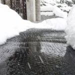 冬の凍結しやすい玄関先、通路、階段に　融雪マット