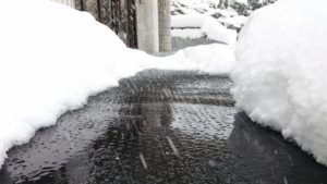 冬の凍結しやすい玄関先、通路、階段に　融雪マット