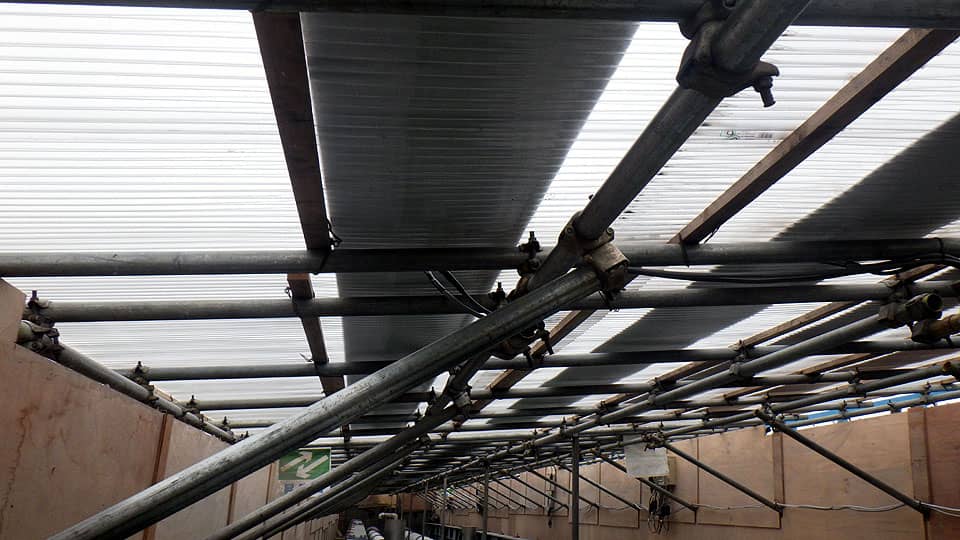 橋梁工事現場の仮設屋根にラップヒートを敷設３
