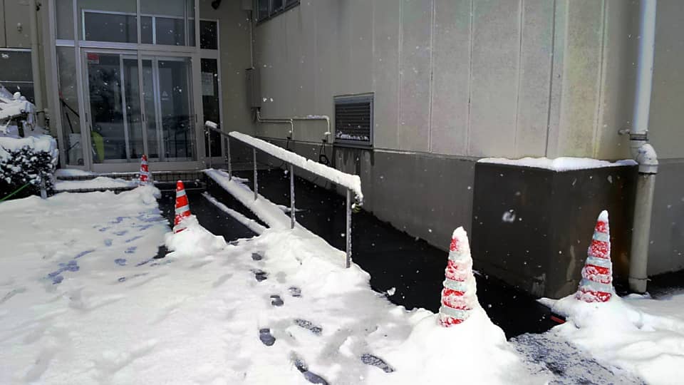 社員用玄関前に融雪マットを施工しました。