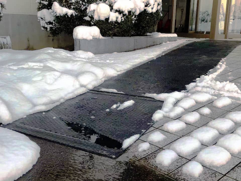 お客様用玄関前に融雪マットを施工しました。１