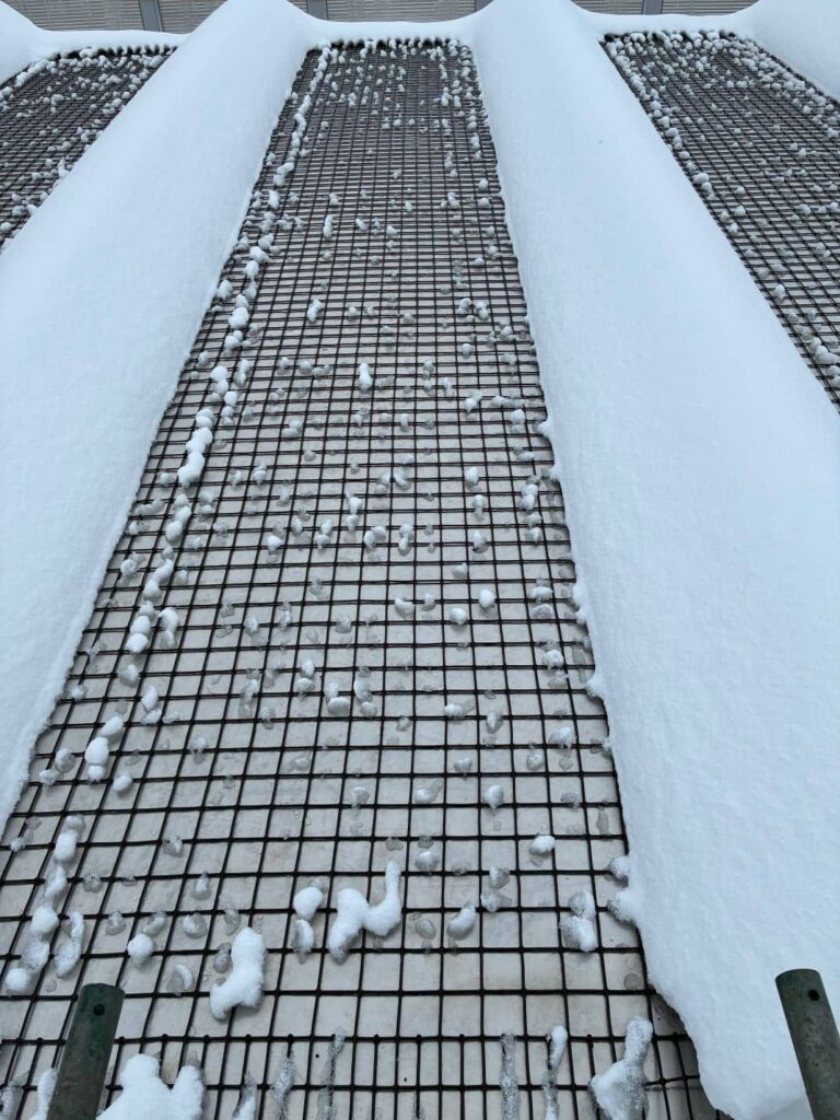 倉庫の屋根を融雪２
